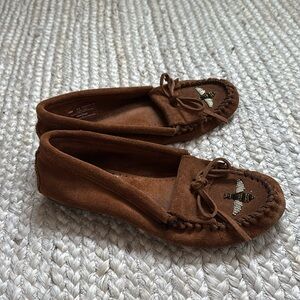 Minnetonka Moccasins.  Honey Bee Bead. Chestnut.